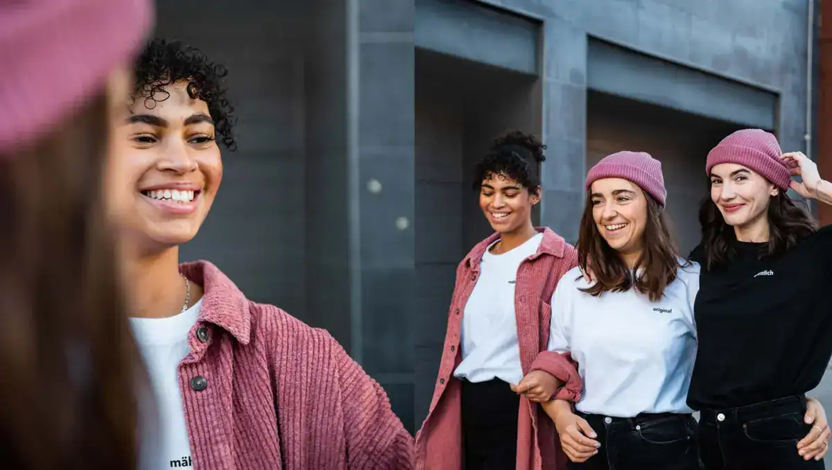 Vielfältige junge Frauen tragen trendige christliche Mode, Street Style, biblische Inspiration.