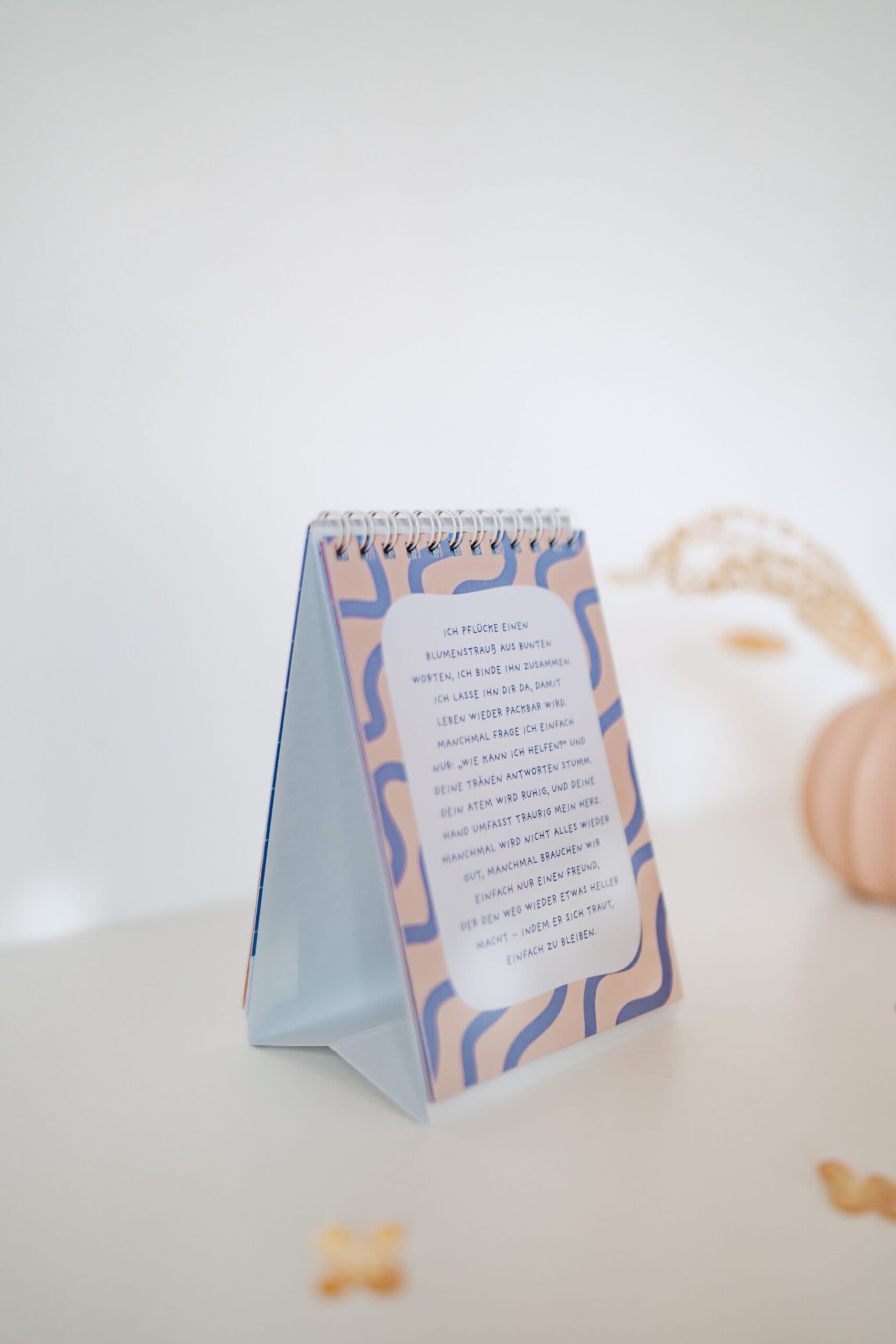 Farbenfroher christlicher Grußkartenständer auf Mookho.de, Online-Marktplatz für christliche Marken.