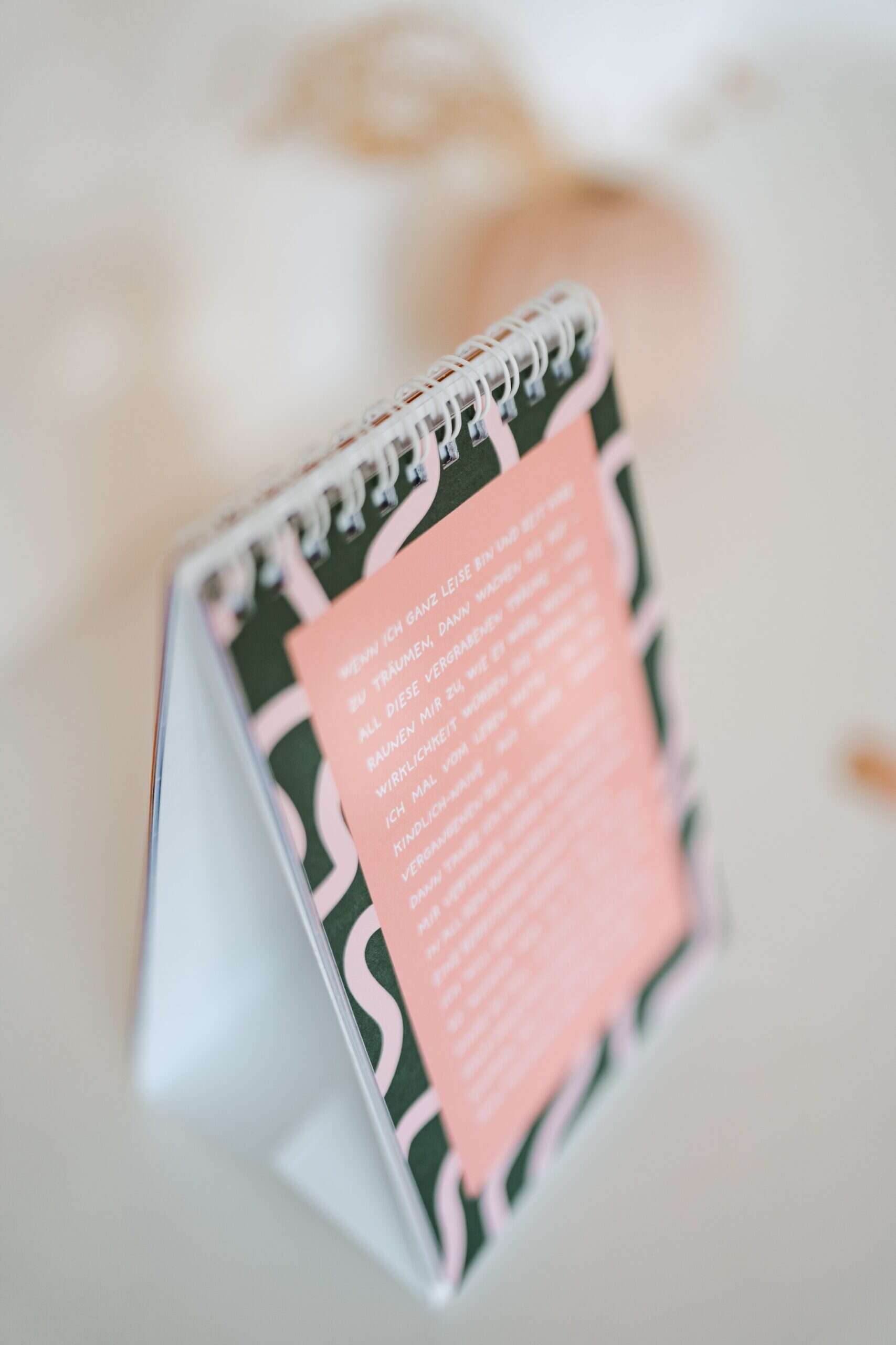 Ein inspirierendes christliches Notizbuch mit Gebetstext, kreatives Design, Mookho.de.