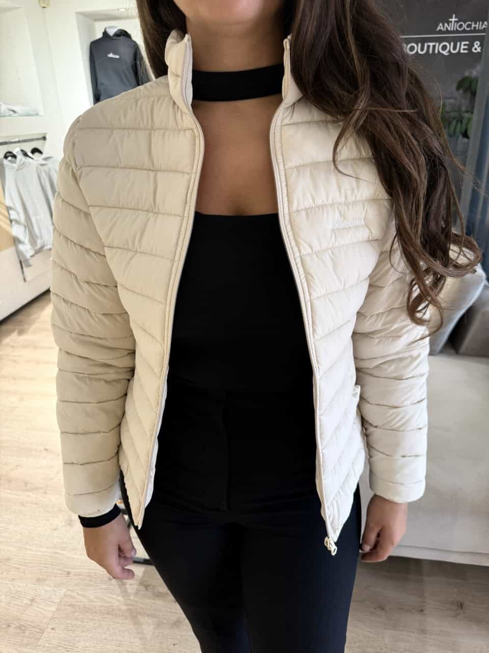 Kuschelige Damenjacke mit christlichem Markenlogo, leicht und warm, ideal für Winter und Herbst.