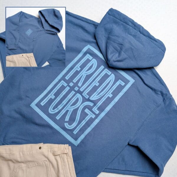 Moderner blauer Hoodie mit Bibelvers Frieden für Christen.