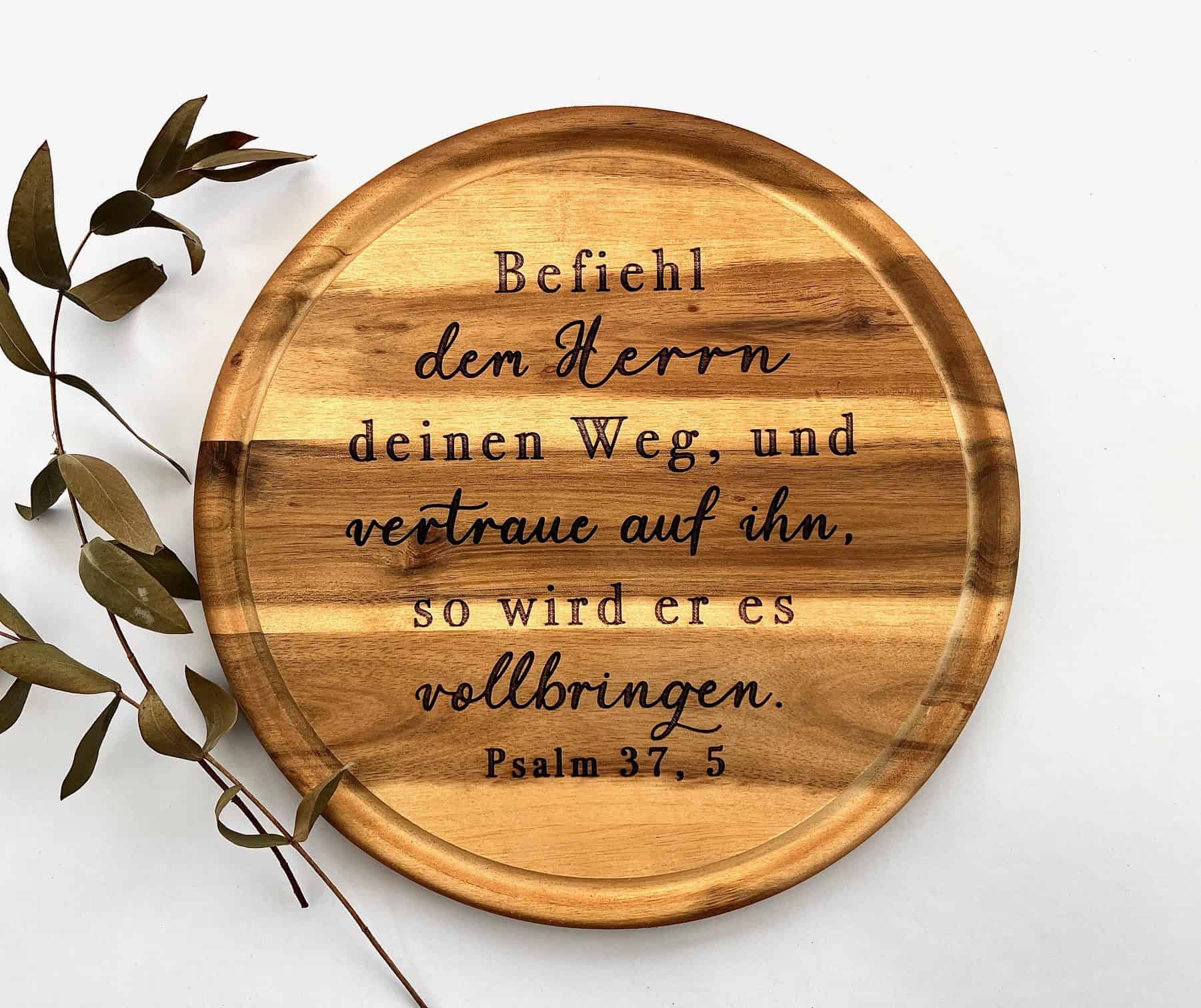 Schriftzug auf Holztablett mit Psalm 37,5, spirituelle Wanddekoration, christliches Zitat.