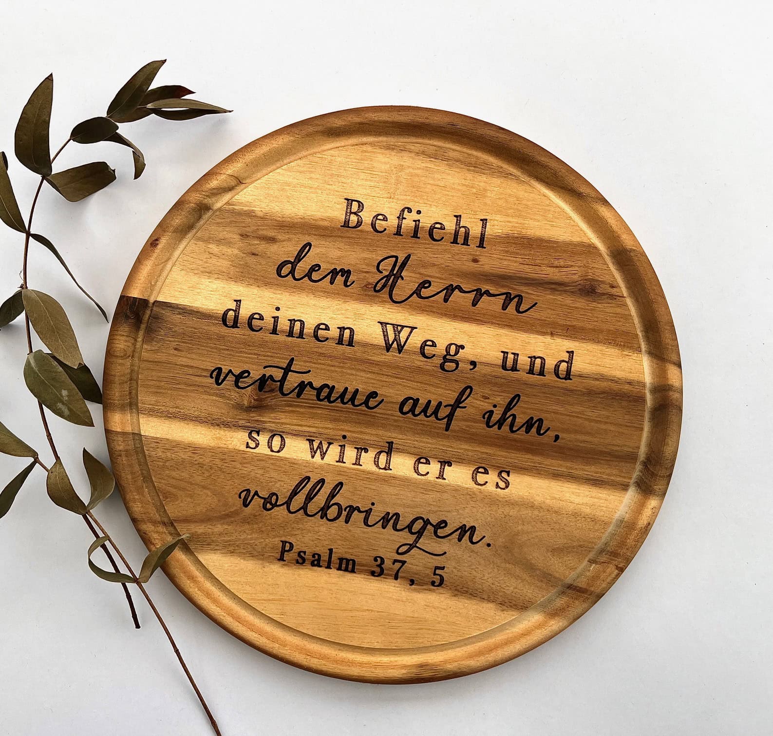 Holztablett mit Bibelvers Psalm 37,5, dekorativ, mit grüner Zweig, Geschenkidee, christlich.