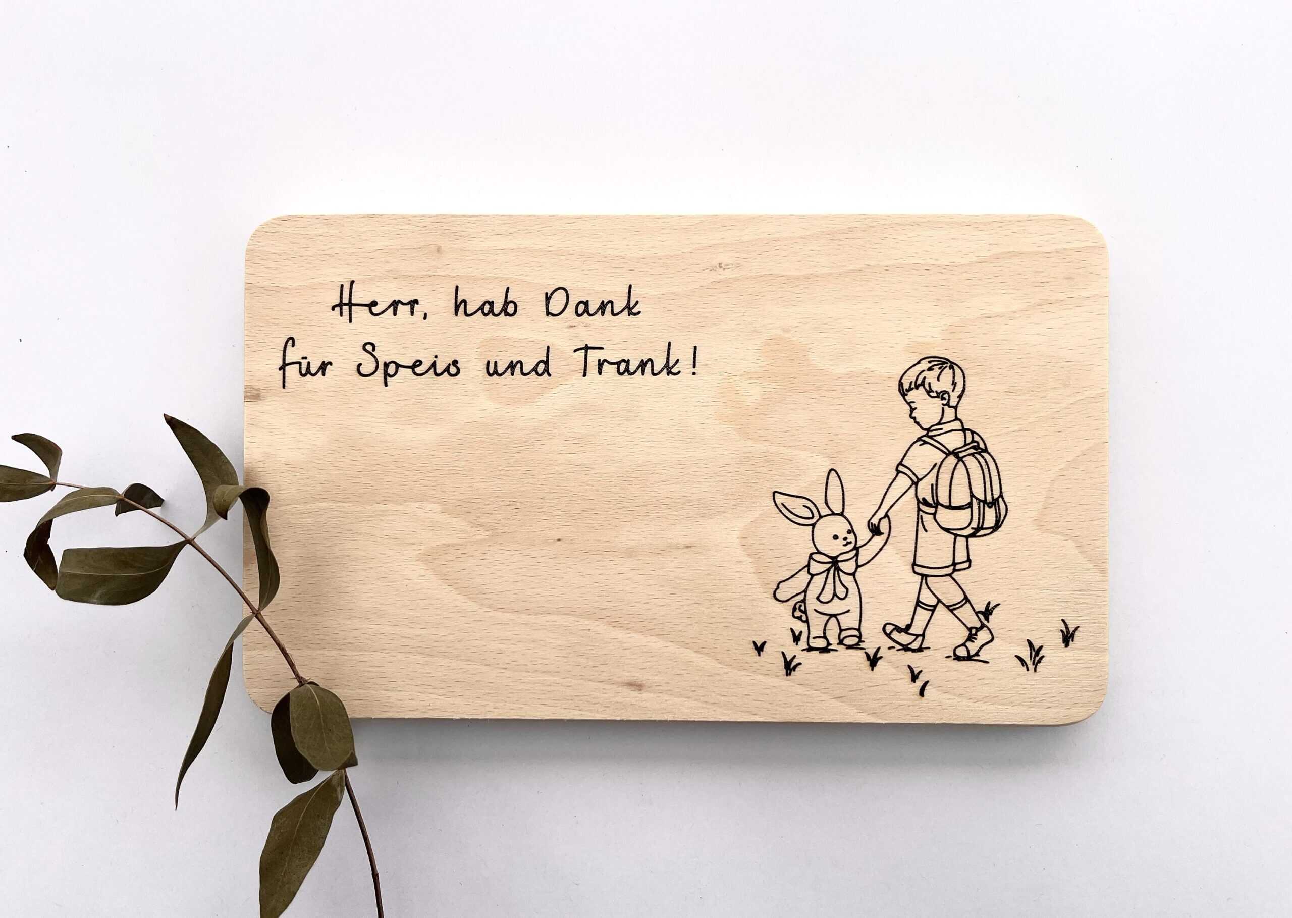 Hölzernes Schneidebrett mit Kinderzeichnung und Dankesbotschaft.