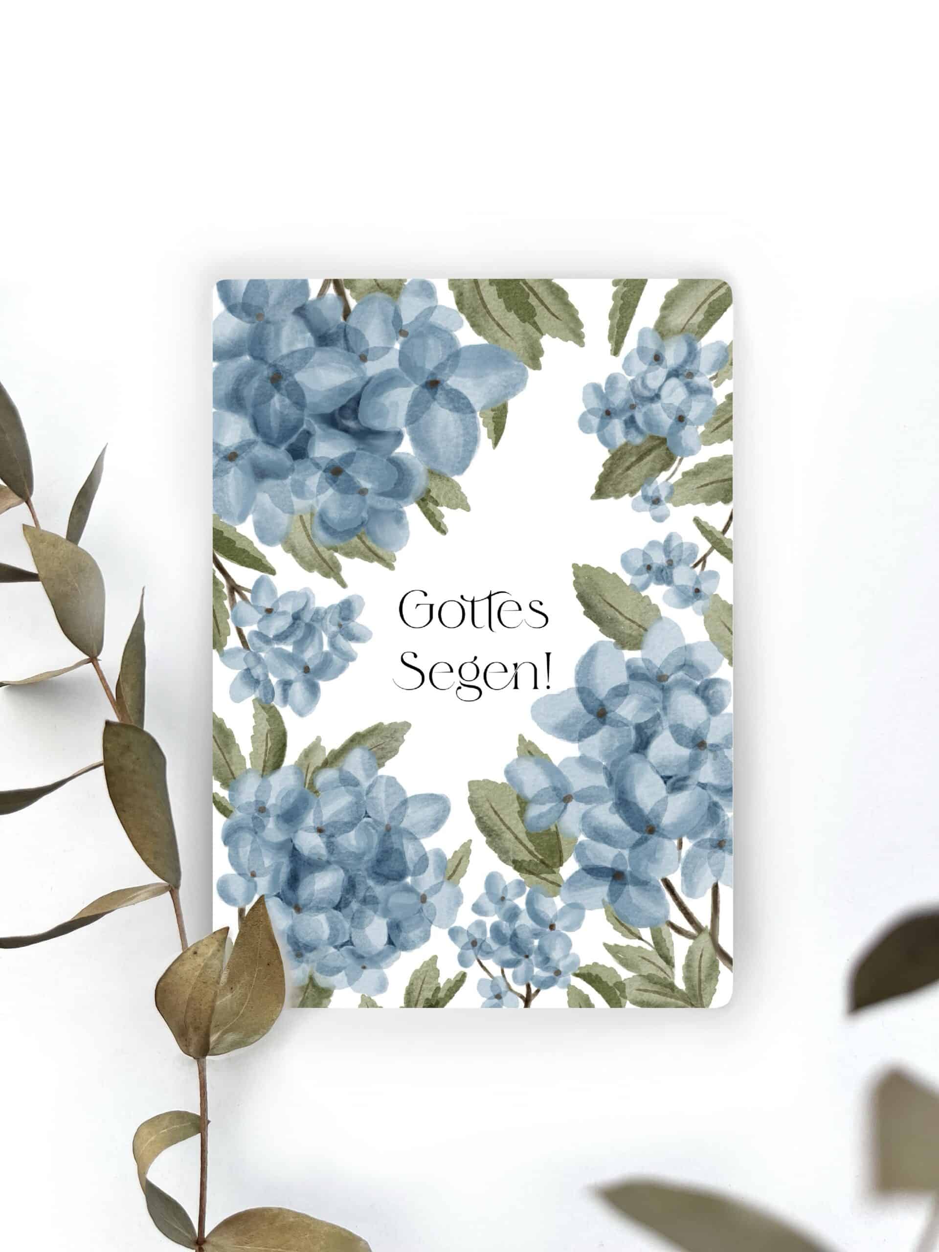 Blumenmuster mit blauen Hortensiablumen und grünen Blättern auf Grußkarte.