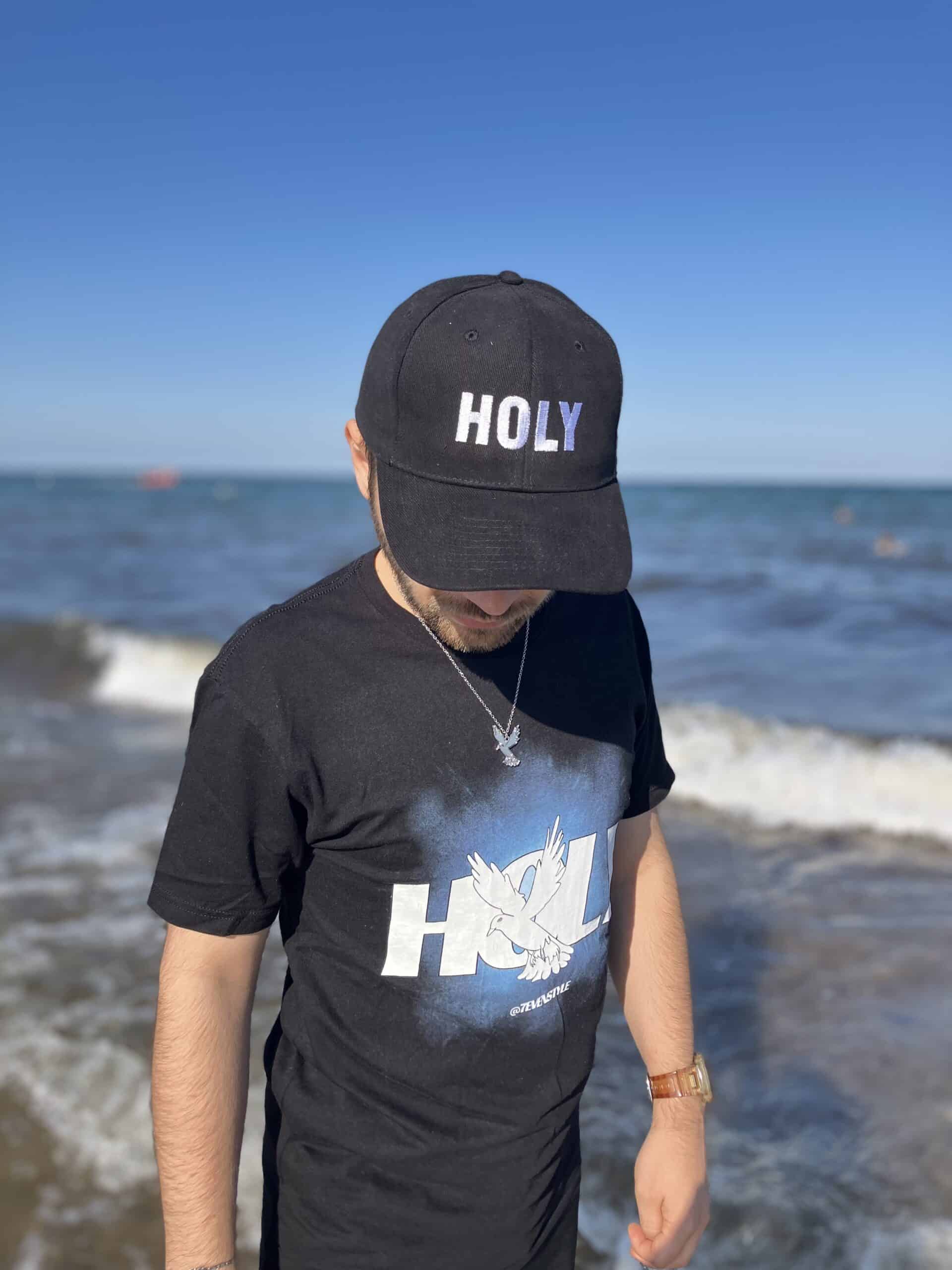 Herren-Cap mit HOLY Schriftzug am Strand, christliche Marken, Glaube Mode, Glaubensaccessoires.