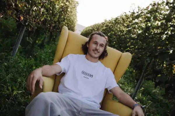 Entspannter Mann im Garten mit bequemen Stuhl, Natur, Lifestyle, modern.