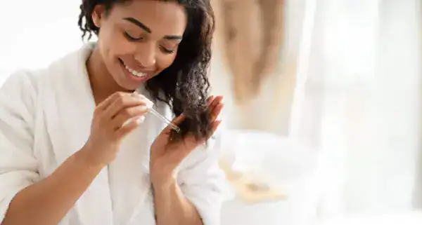 Haarpflege mit Tropfpipette gegen Haarausfall, natürliche Haarwuchsprodukte.