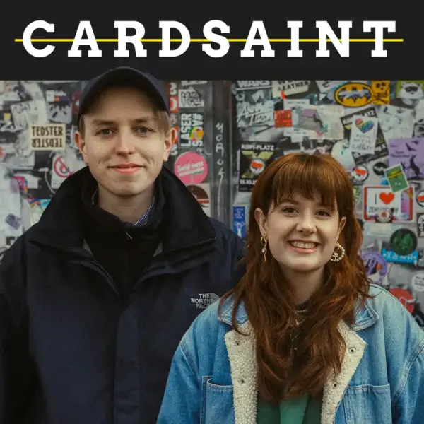 Junge Mann und junge Frau vor Streetart mit Stickern und Graffiti, urbanes Ambiente, trendy Mode.