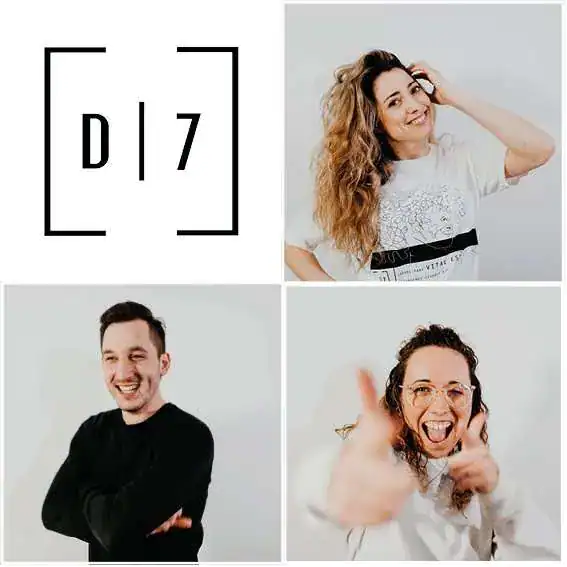 Fröhliche junge Menschen in Casual-Outfits, kreative Teamarbeit, freundliche Atmosphäre.