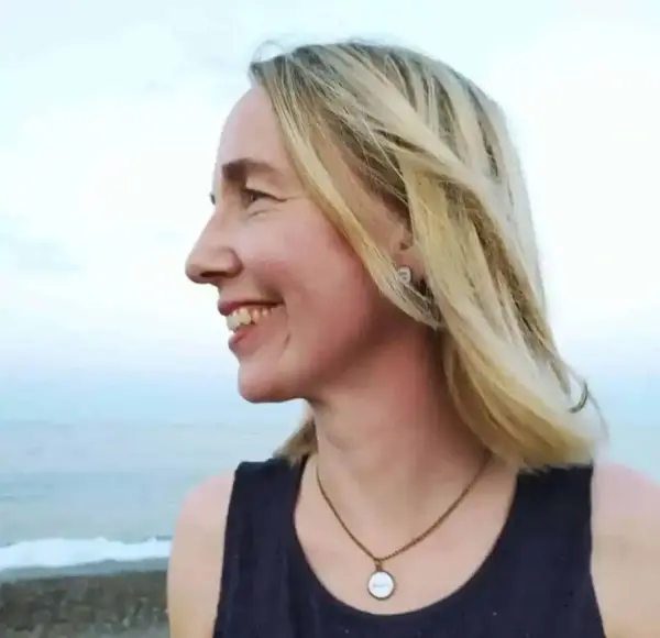 Strahlendes lächelndes frau-profilbild am strand, sommer, kreativ, stage2603.mookho.de, SEO.