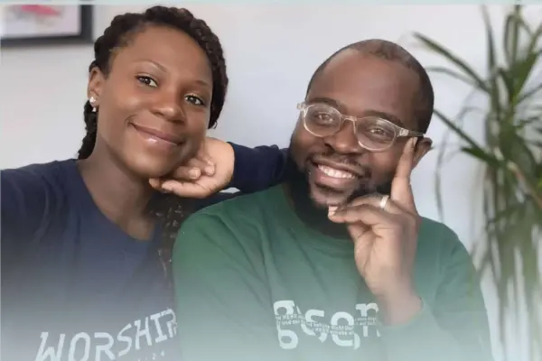 Freundliches Paar, das miteinander lächelt, in casual Kleidung, Nahaufnahme, positive Atmosphäre, Gemeinschaftsgefühl.