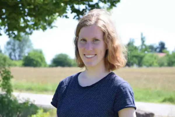 Lachende junge Frau im Freien, Sommer, Natur, Porträt.