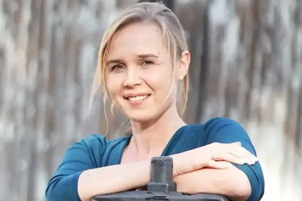 Aktive Frau beim Fitness im Freien, Nahaufnahme.