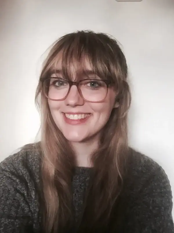 Lebendige frau mit brille und langem braunen haar, lächelnd, Porträt, Mode, Lifestyle.