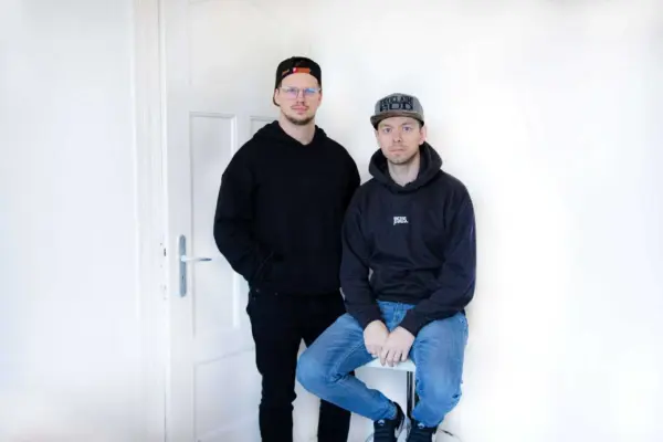 Jungs in schwarzen Hoodies vor weißer Wand, moderner Streetwear, muslimischer Stil, Mode, Jugendlichen.