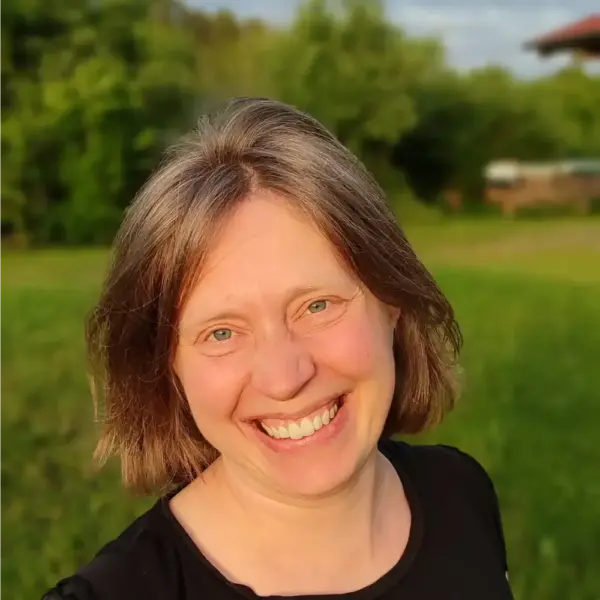 Freundliche Frau im grünen Park, outdoor Portrait, natürliche Schönheit, Lächeln, sonniger Tag.