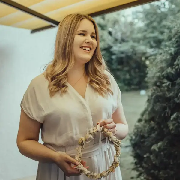 Natürliche Frau gehaltene Trockenblumenkranz in den Händen, frühlingshafte Gartenstimmung, Naturdeko, boho Style, stage2603.mookho.de.