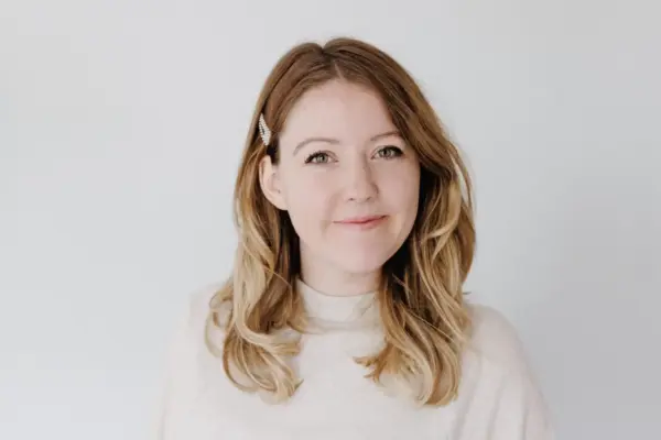 Mädchen mit roten Haaren und Haarspange, freundlich und professionell.