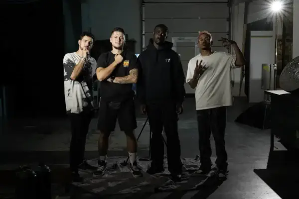 Junge Menschen in einem kreativen Studio, moderne Kunst und Fotografie.