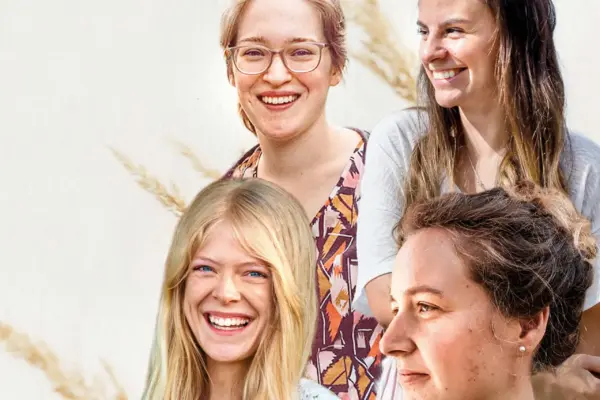 Lachende Frauen in natürlicher Umgebung, Freundschaft und Freude feiern, Lifestyle.