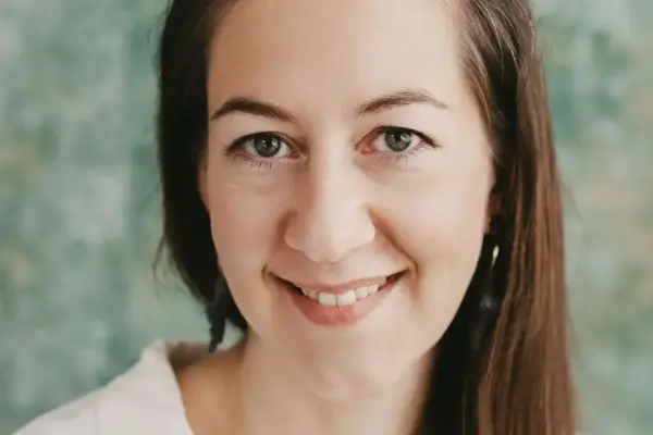 Hübsche junge Frau mit braunen Haaren, Lächeln, natürliche Schönheit, Nahaufnahme.