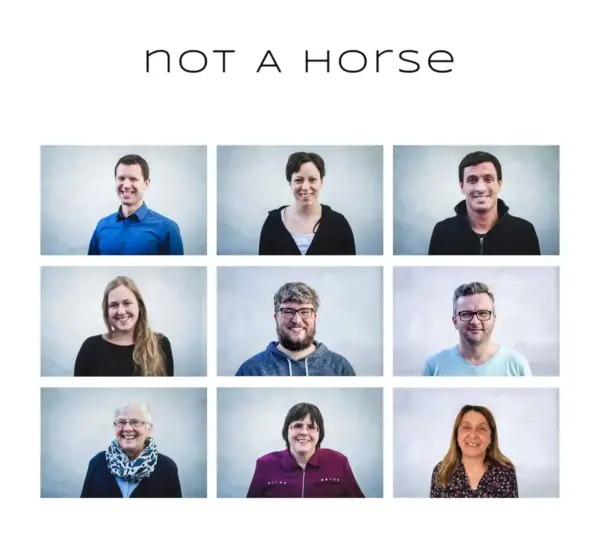 Lächelnde Menschen in Berufs- und Privatkleidung für professionelle Bilddarstellung.