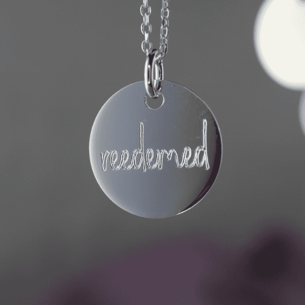 Glaubensanhänger mit "vredemred"-Aufschrift, christliche Schmuckkunst, spiritueller Schmuck.