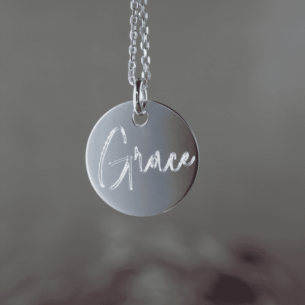 Schmuckanhänger mit Gravur „Grace“ – christliches Geschenk, christlicher Schmuck, Glaubensgeschenk.
