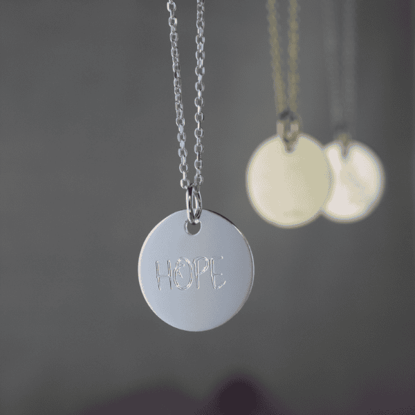 Anhänger Hope mit den anderen Materialien im Hintergrund