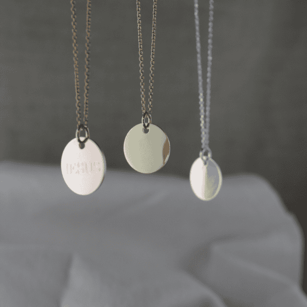 Anhänger Jesus mit den anderen Materialien im Hintergrund