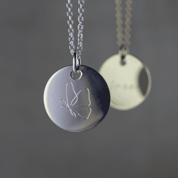 Schmuckanhänger mit Schmetterlingsgravur, christliches Geschenk, christliche Marken, Mookho.de.