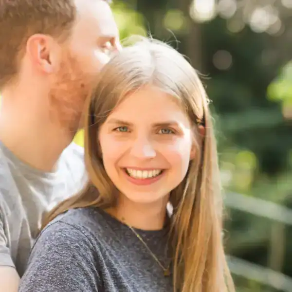 Fröhliches junges Paar im Park, christliche Gemeinschaft, Glück und Zusammenhalt.