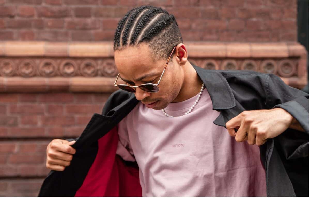 Model präsentiert mit offenem Mantel sein christliches rosa „amore“ Shirt