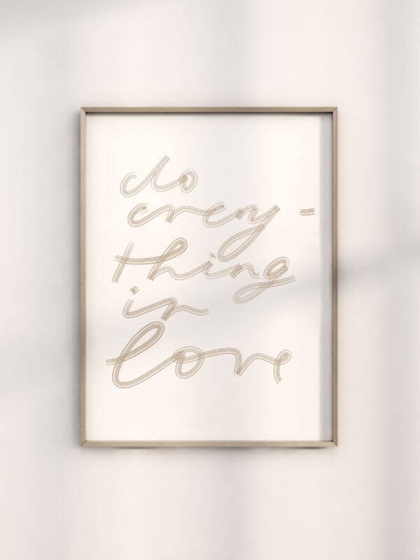 Inspirierendes christliches Wandbild mit der Botschaft "Liebe ist".