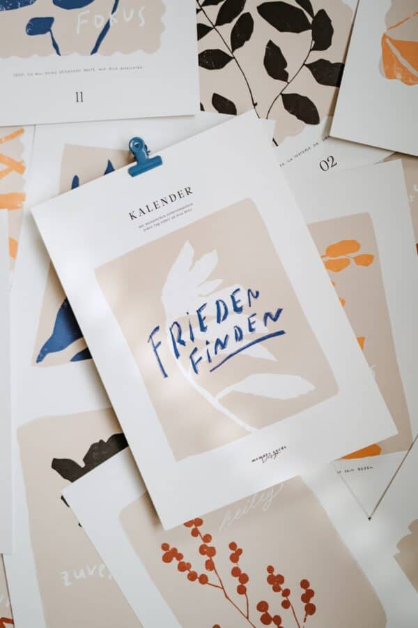 Selbstgemachte christliche Kalender und Glaubensposter für spirituelles Wachstum.