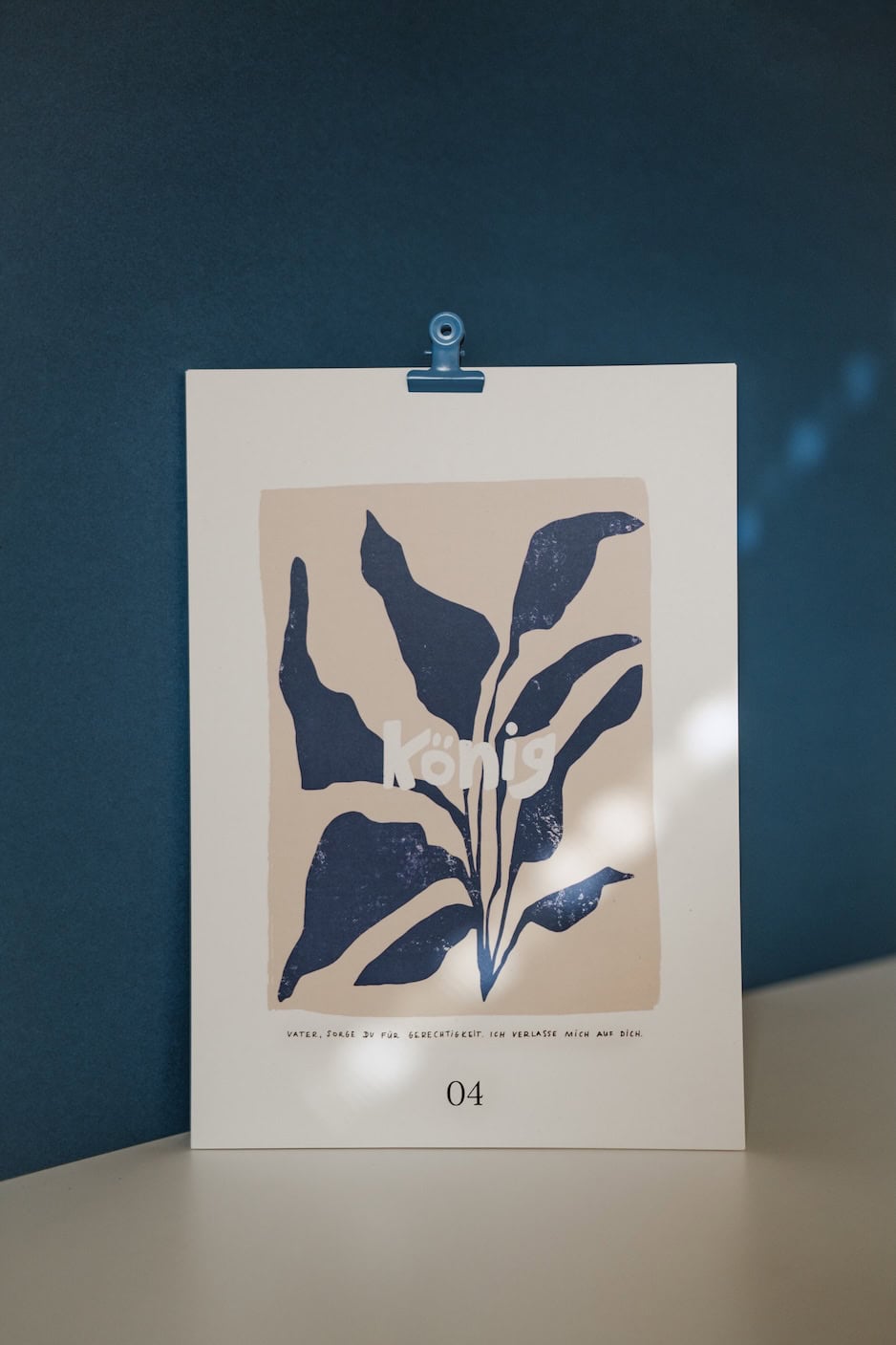 Moderner christlicher Kunstdruck mit Bibelvers und Pflanzenmotiv.