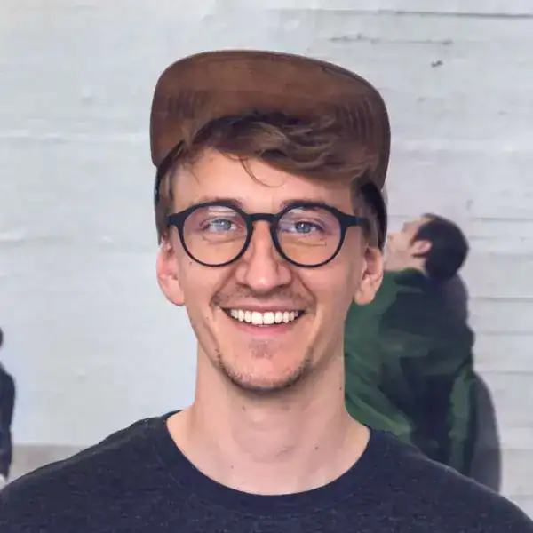 Modischer junger Mann mit runden Brillen und Cap, Lifestyle, Mode, Mensch, Freizeit.