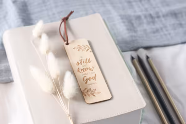 Christliches Lesezeichen aus Bambus mit Bibelvers aus Psalm 46,10 und Kunstlederband